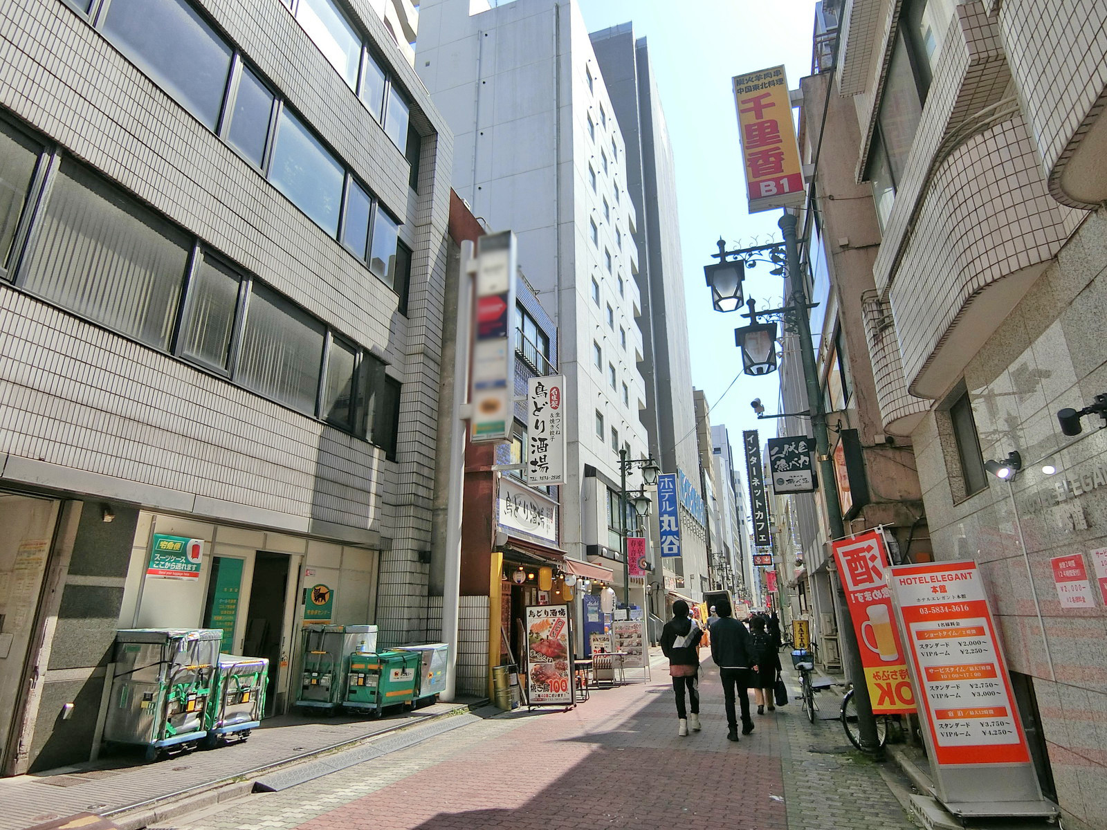 周辺はオフィスや店舗が多いエリア