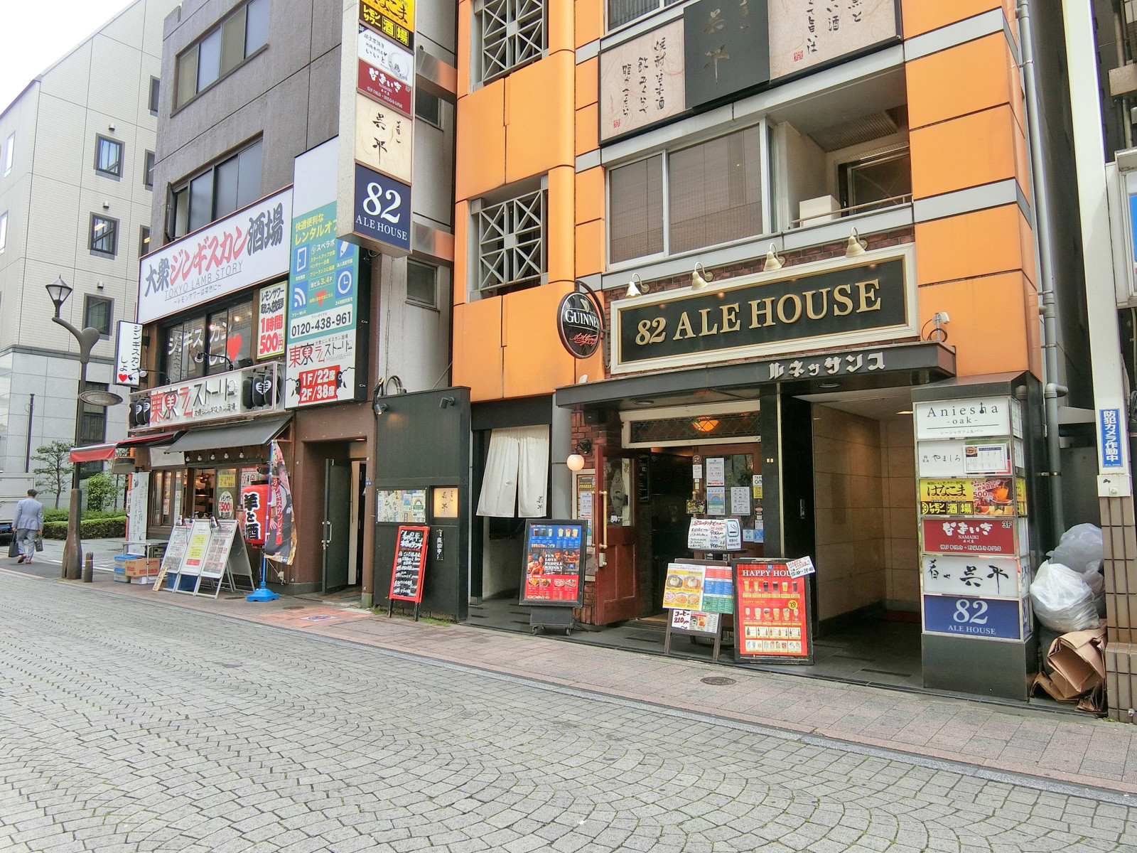 付近には飲食店が充実
