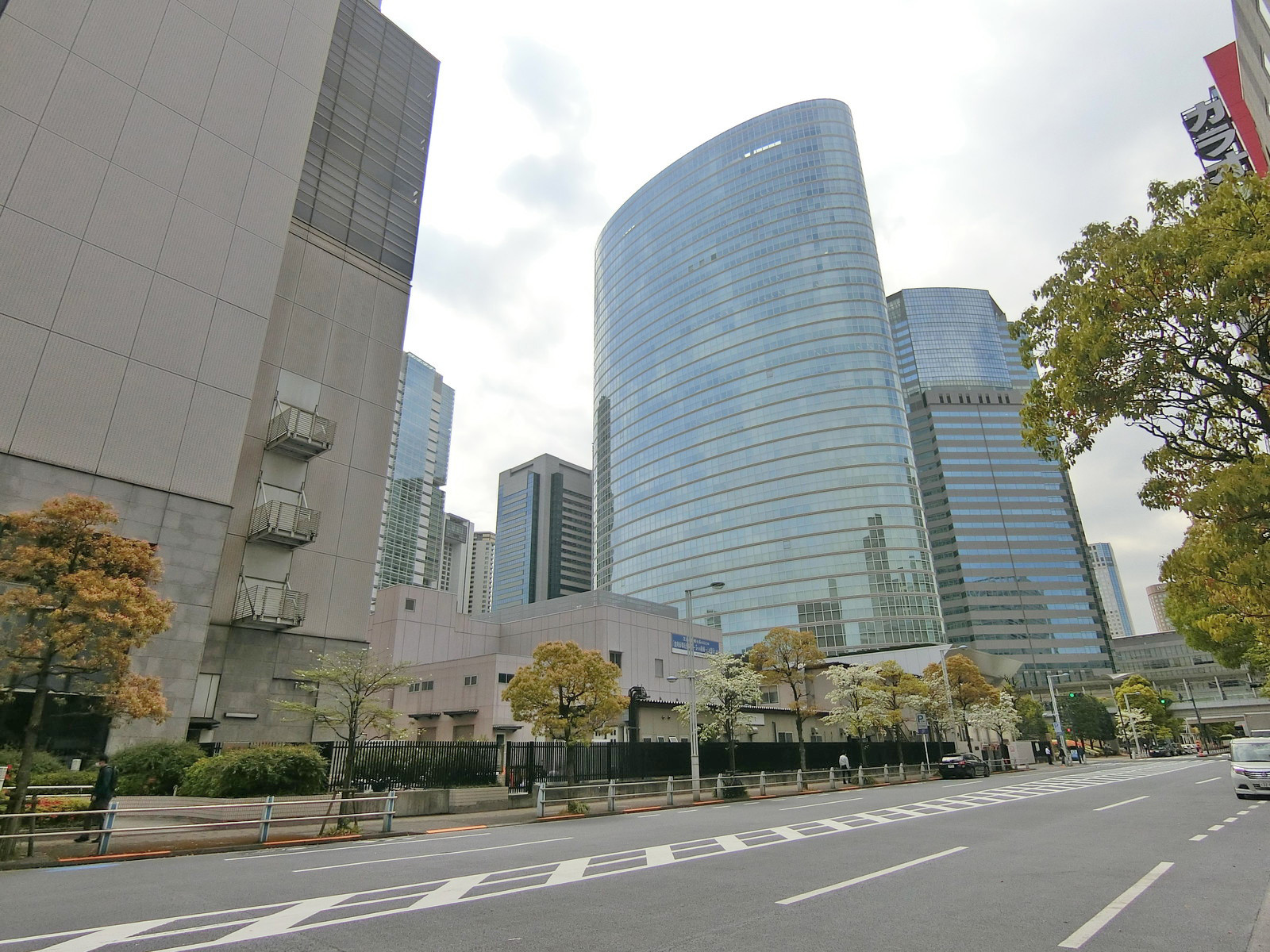 周辺はオフィスや店舗が多いエリア