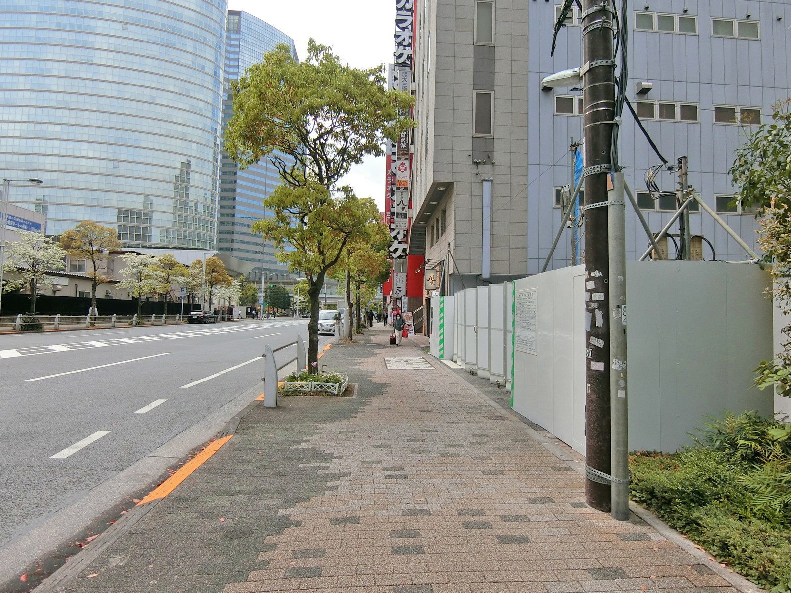 港南ビル前面の通り