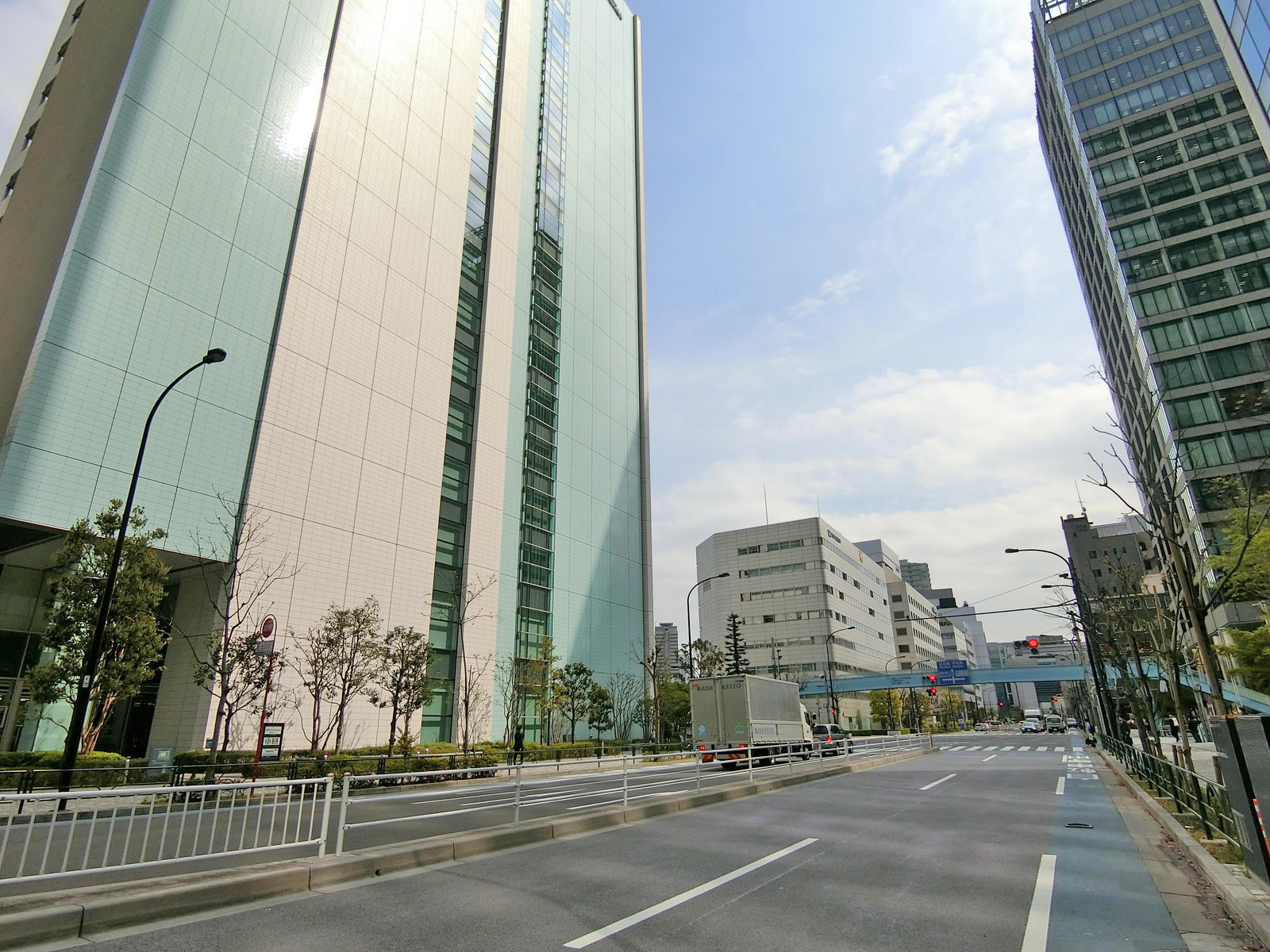 旧海岸通り沿いに立地