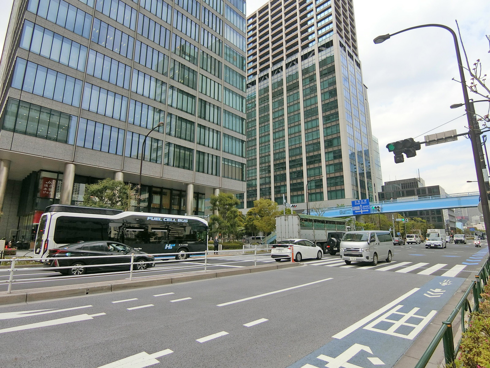 旧海岸通り沿いに立地