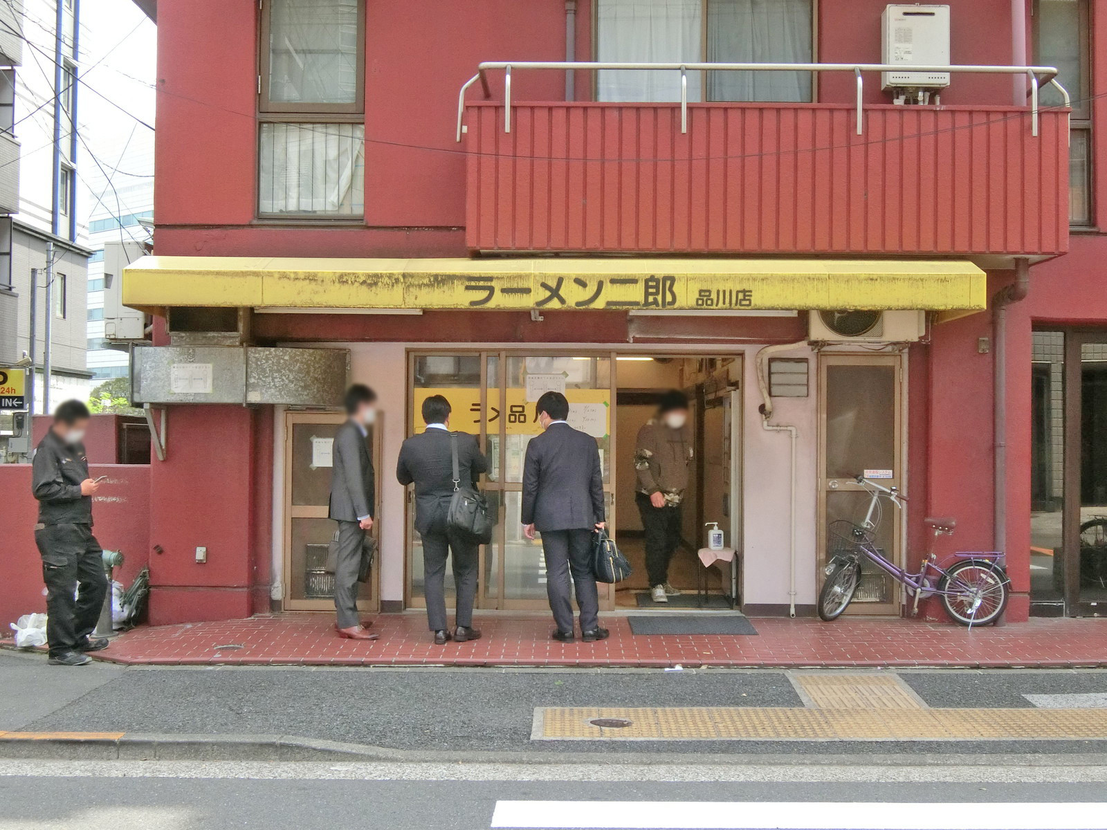 徒歩1分のラーメン二郎品川店