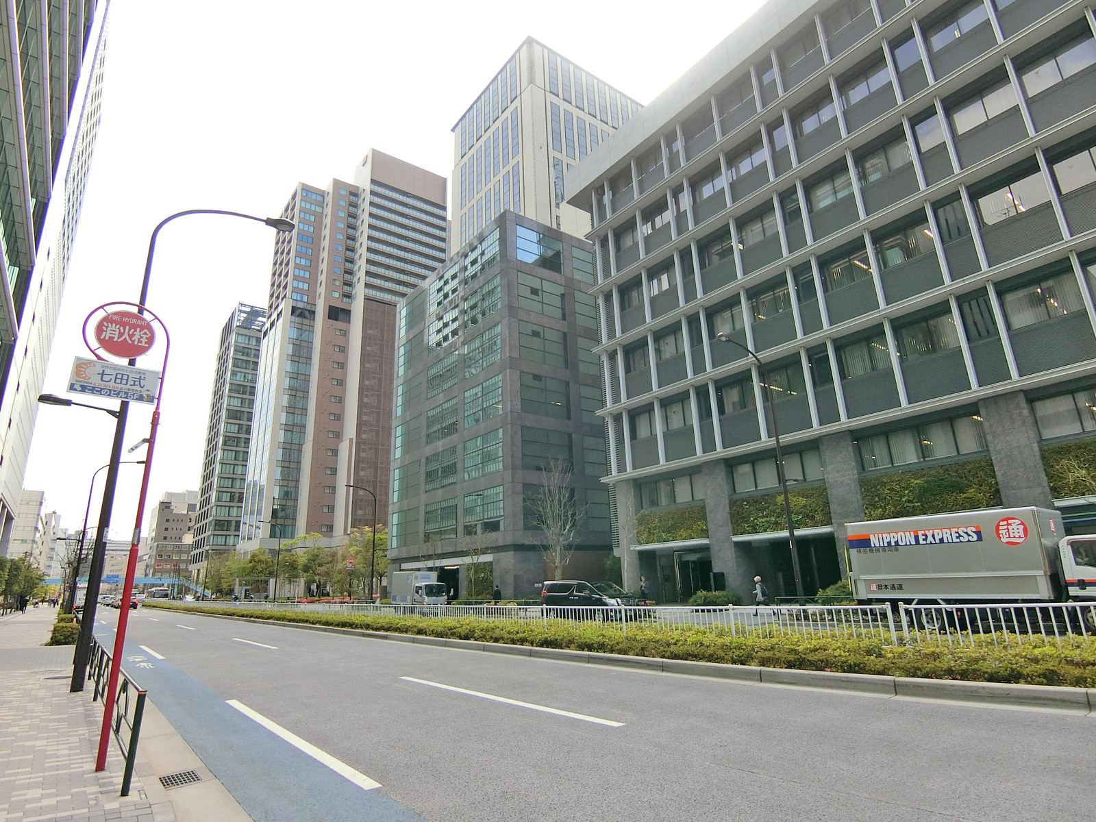 旧海岸通り沿いに立地