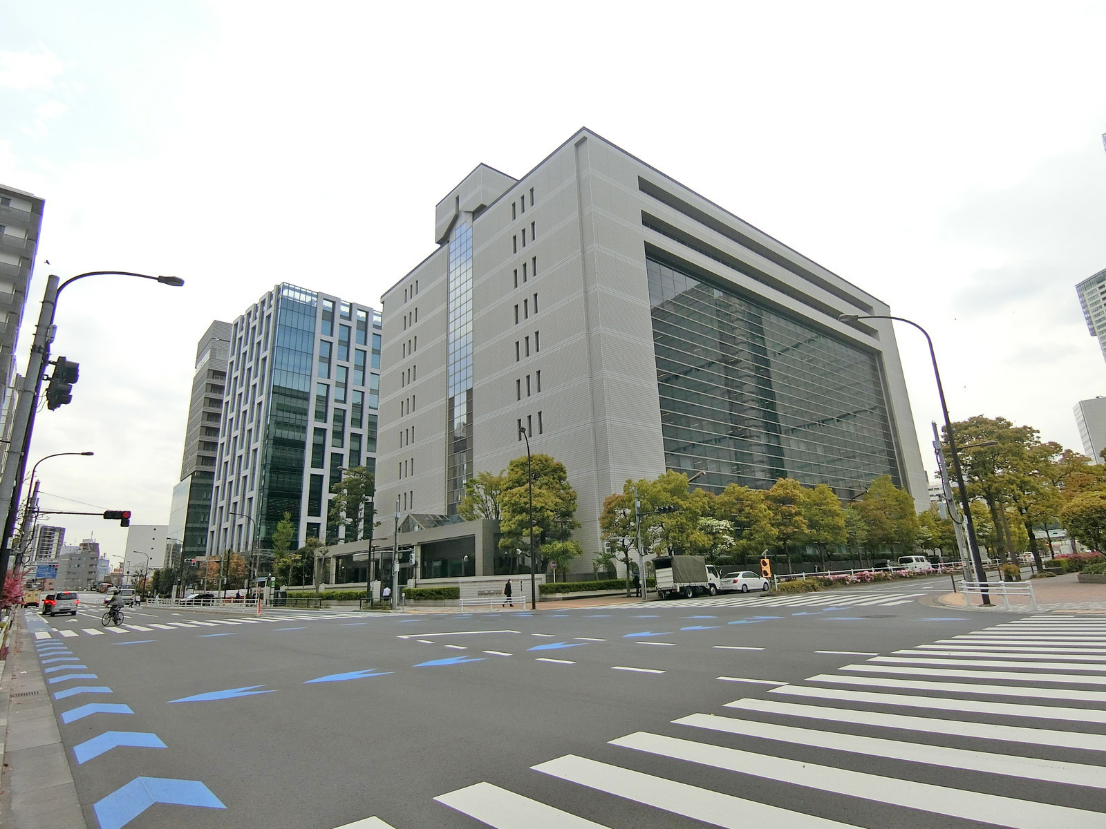 旧海岸通り沿いに立地