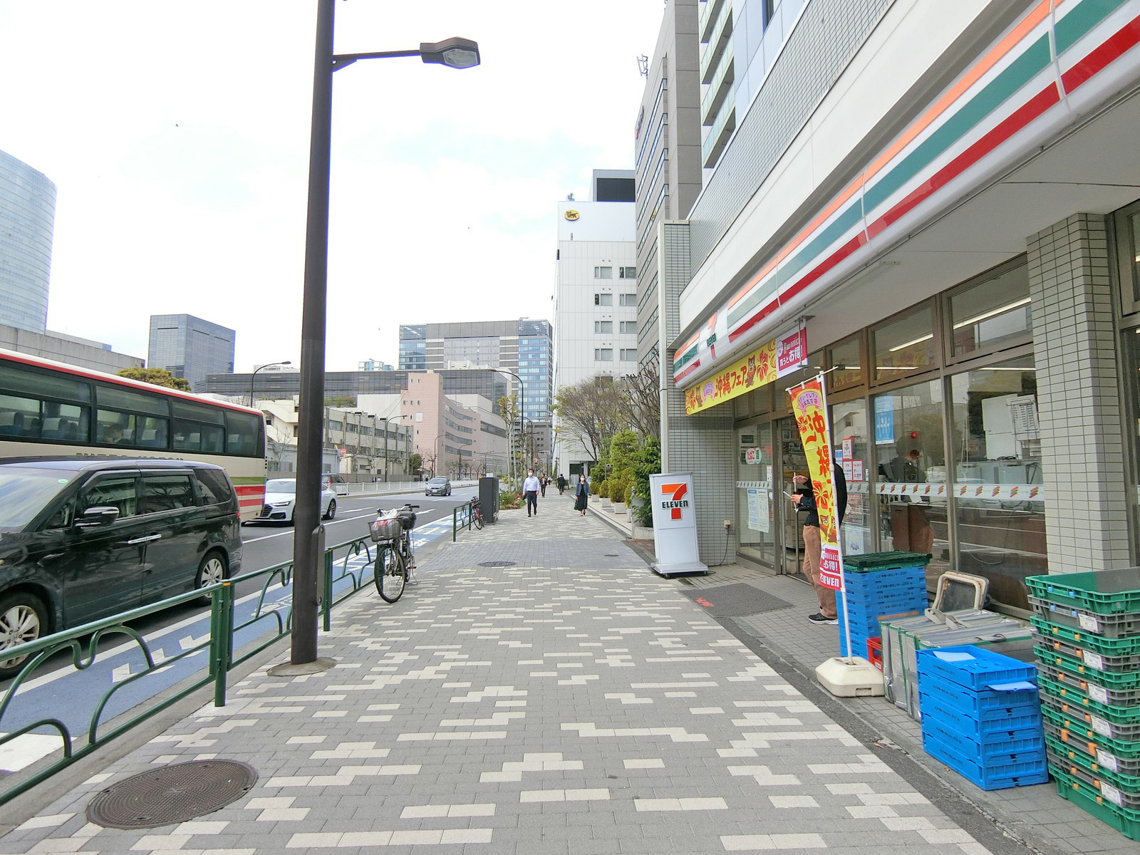 港南パークビル前面の通り