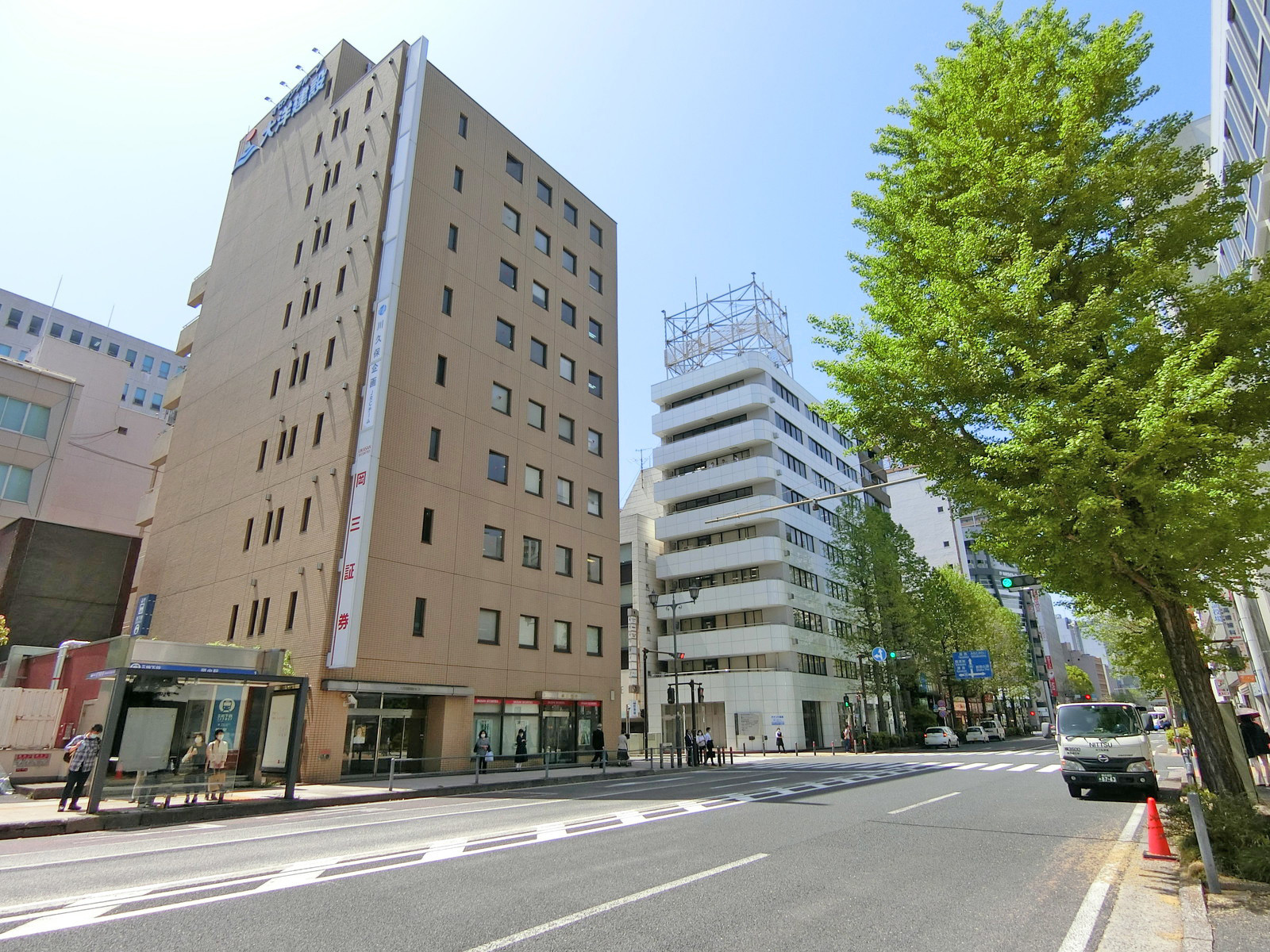 尾上町通り沿いに立地