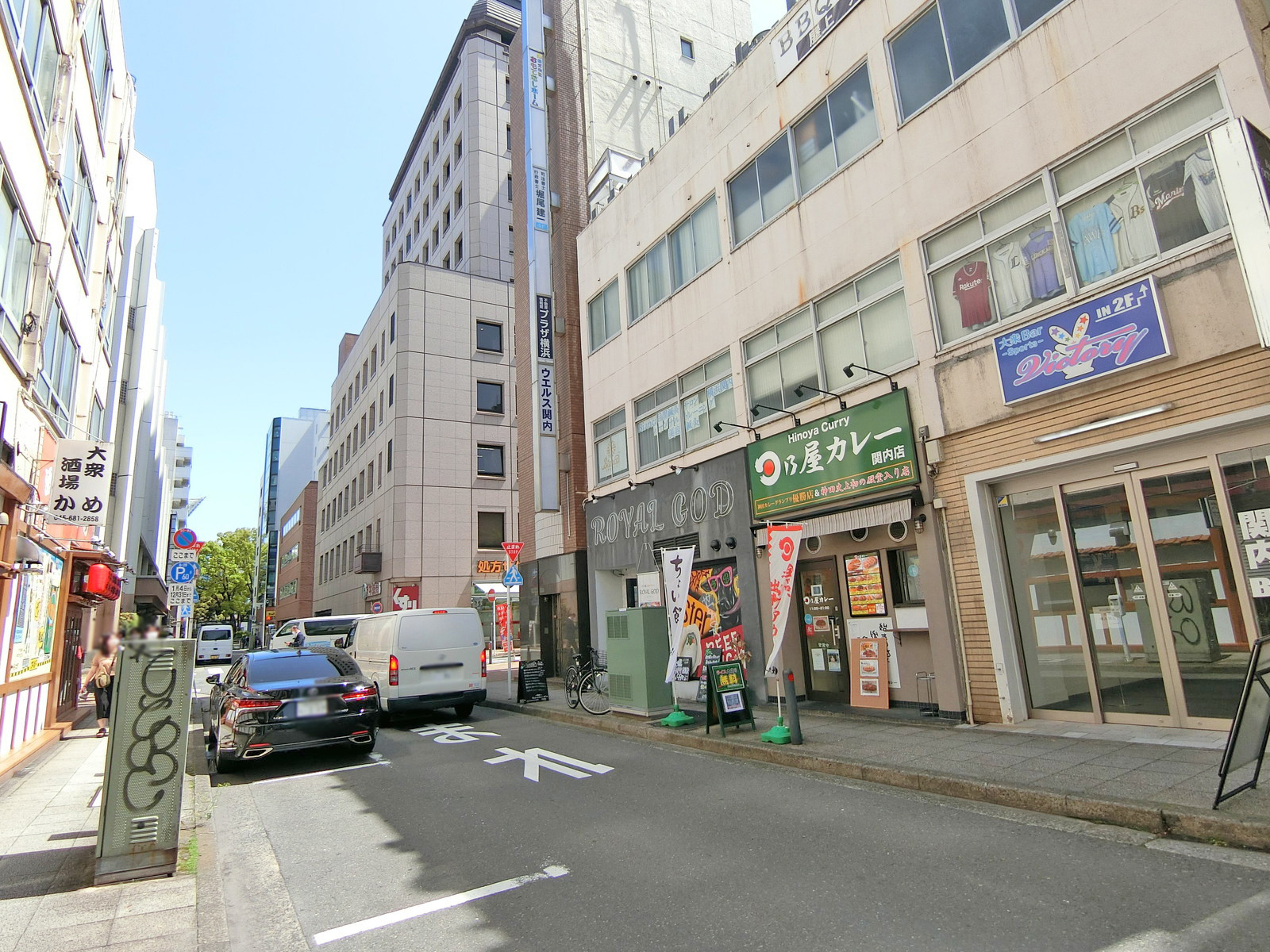 周辺はオフィスや店舗が多いエリア