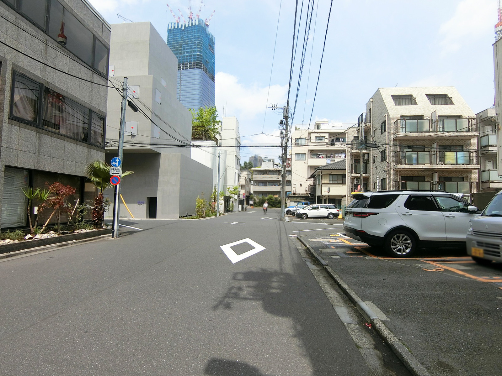ROJU HIGASHIAZABU前面の通り