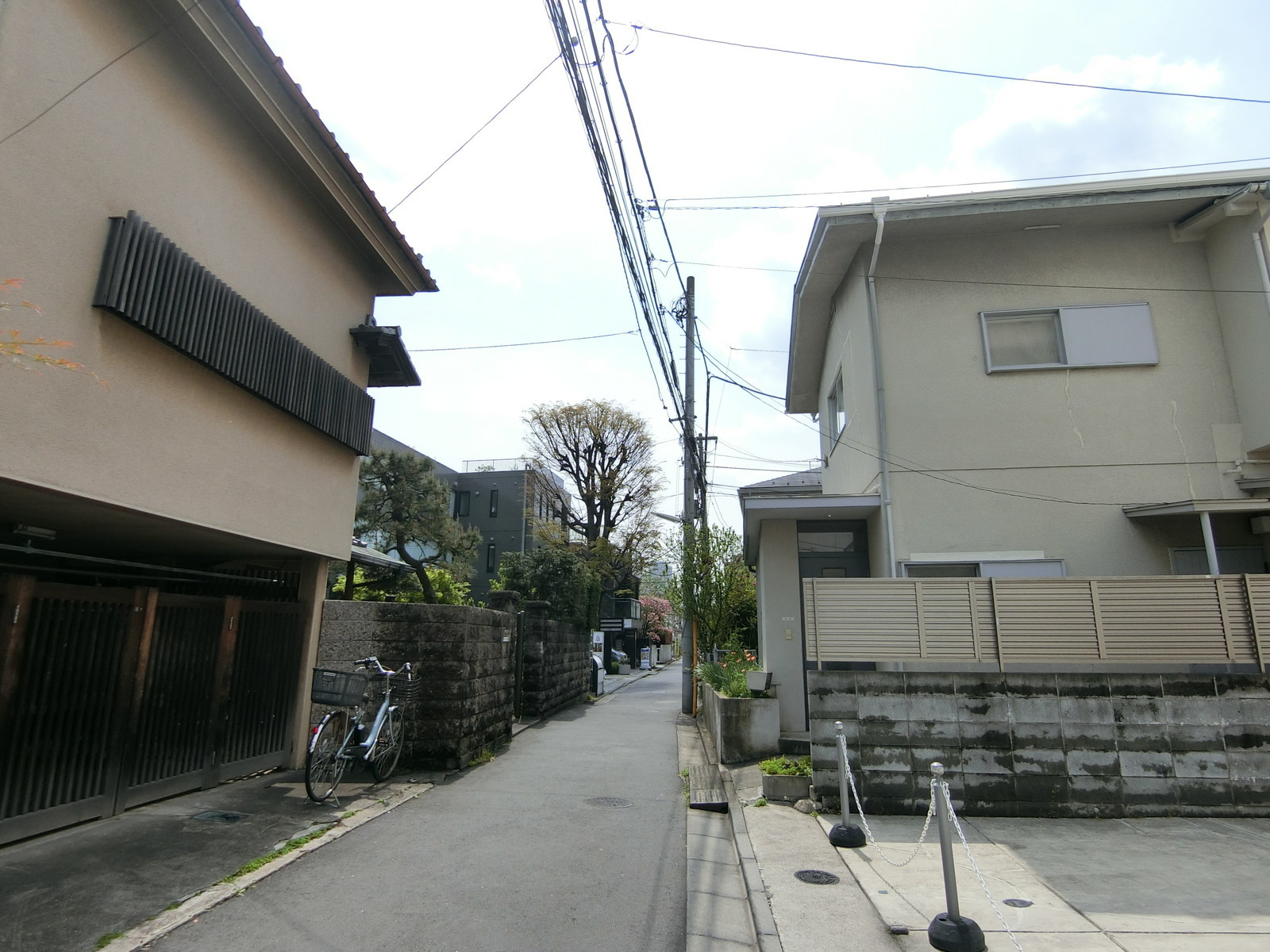 アーバンビルディングサカス8前面の通り