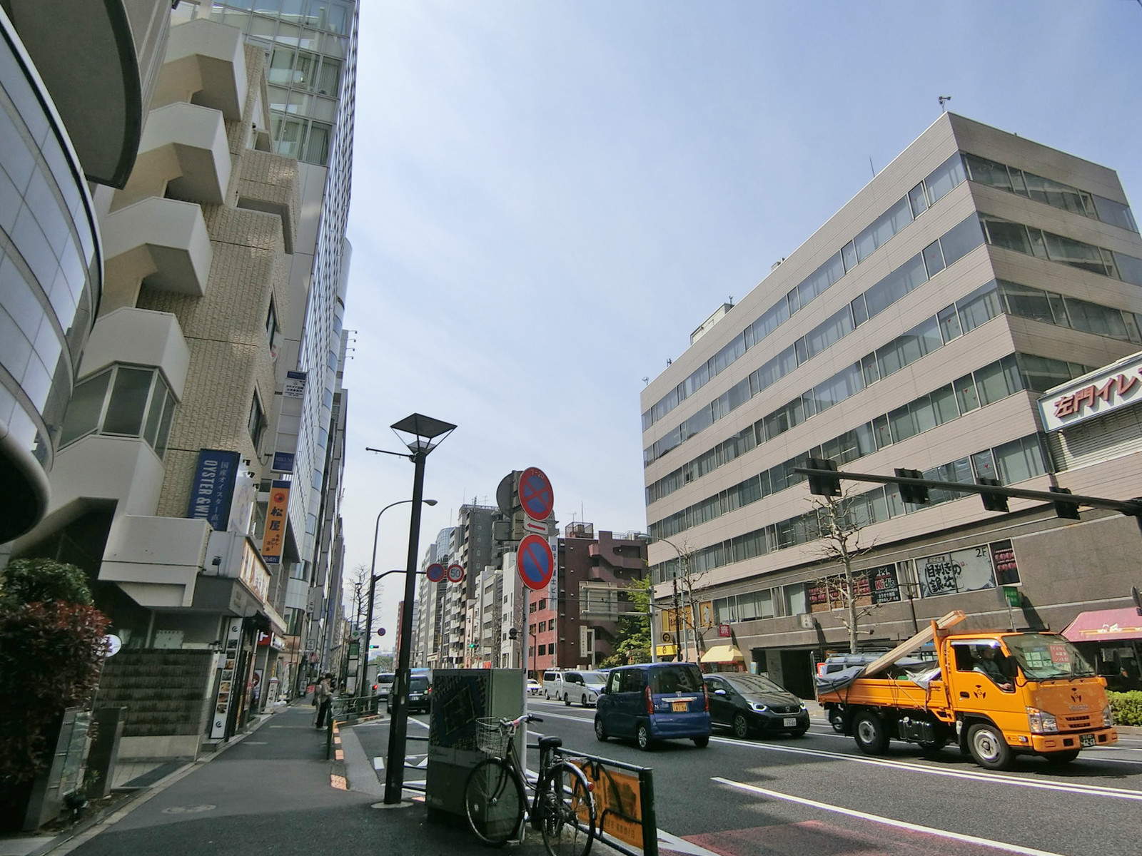 ミクニ四谷ビル前面の通り