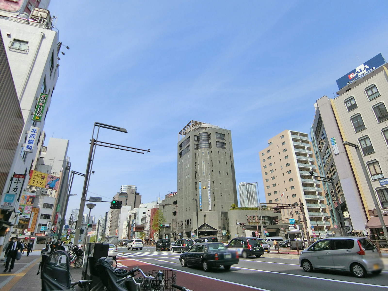 付近の新宿通り