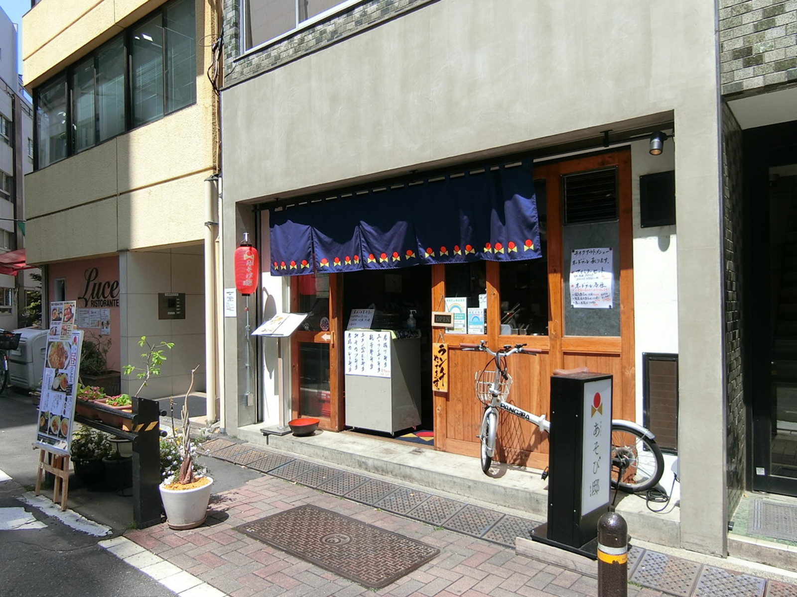 周辺には飲食店が点在