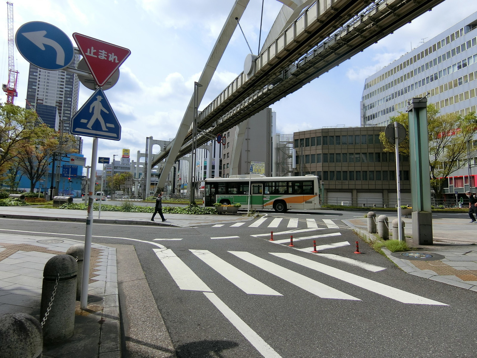 小川ビル前面の通り
