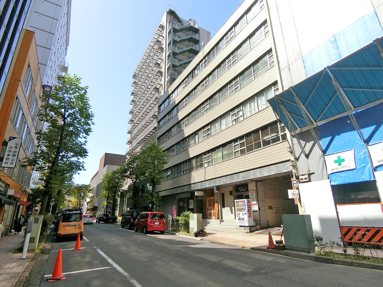 周辺はオフィスや店舗が多いエリア