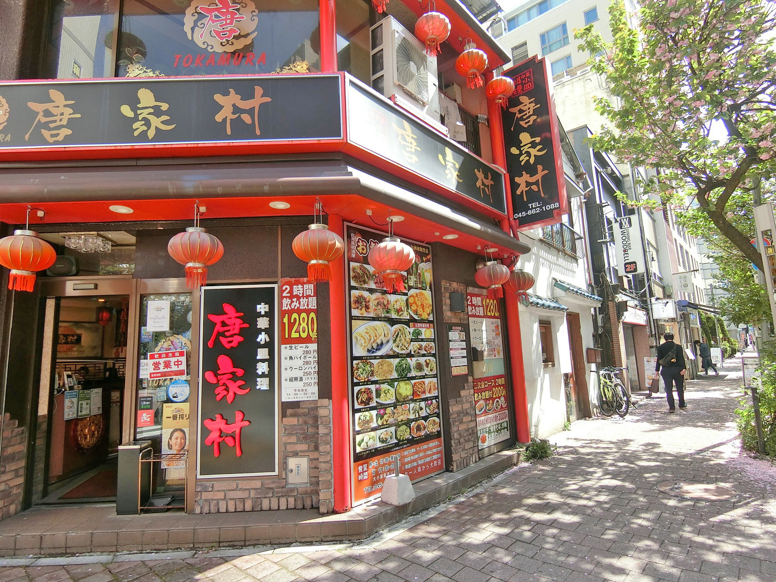 付近には飲食店が充実
