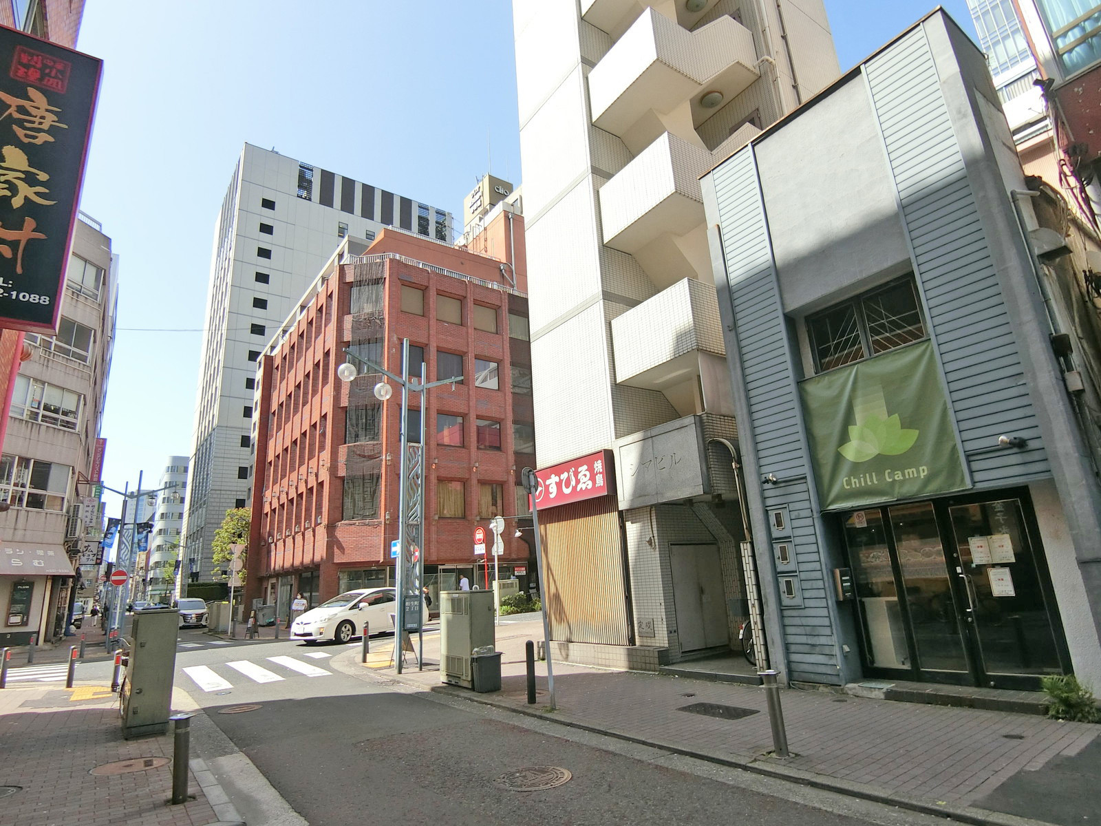 周辺はオフィスや店舗が多いエリア