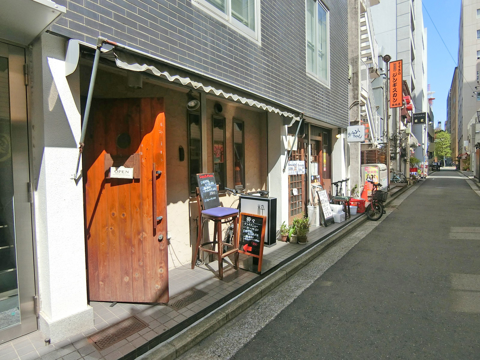 付近には飲食店が充実