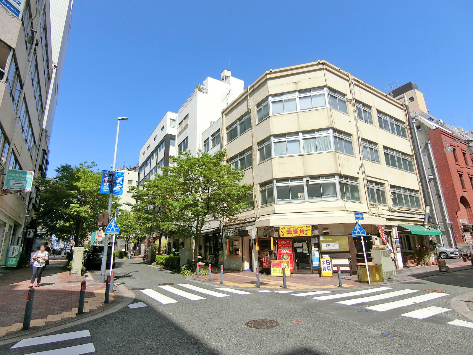 周辺はオフィスや店舗が多いエリア