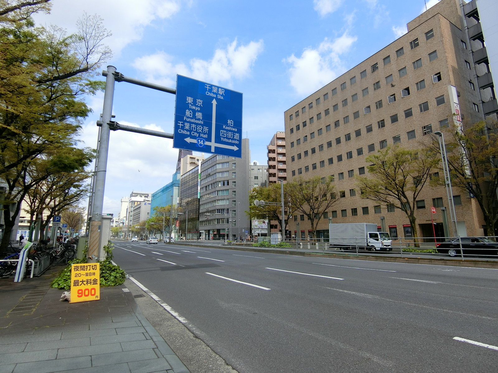 至近の千葉駅前大通り