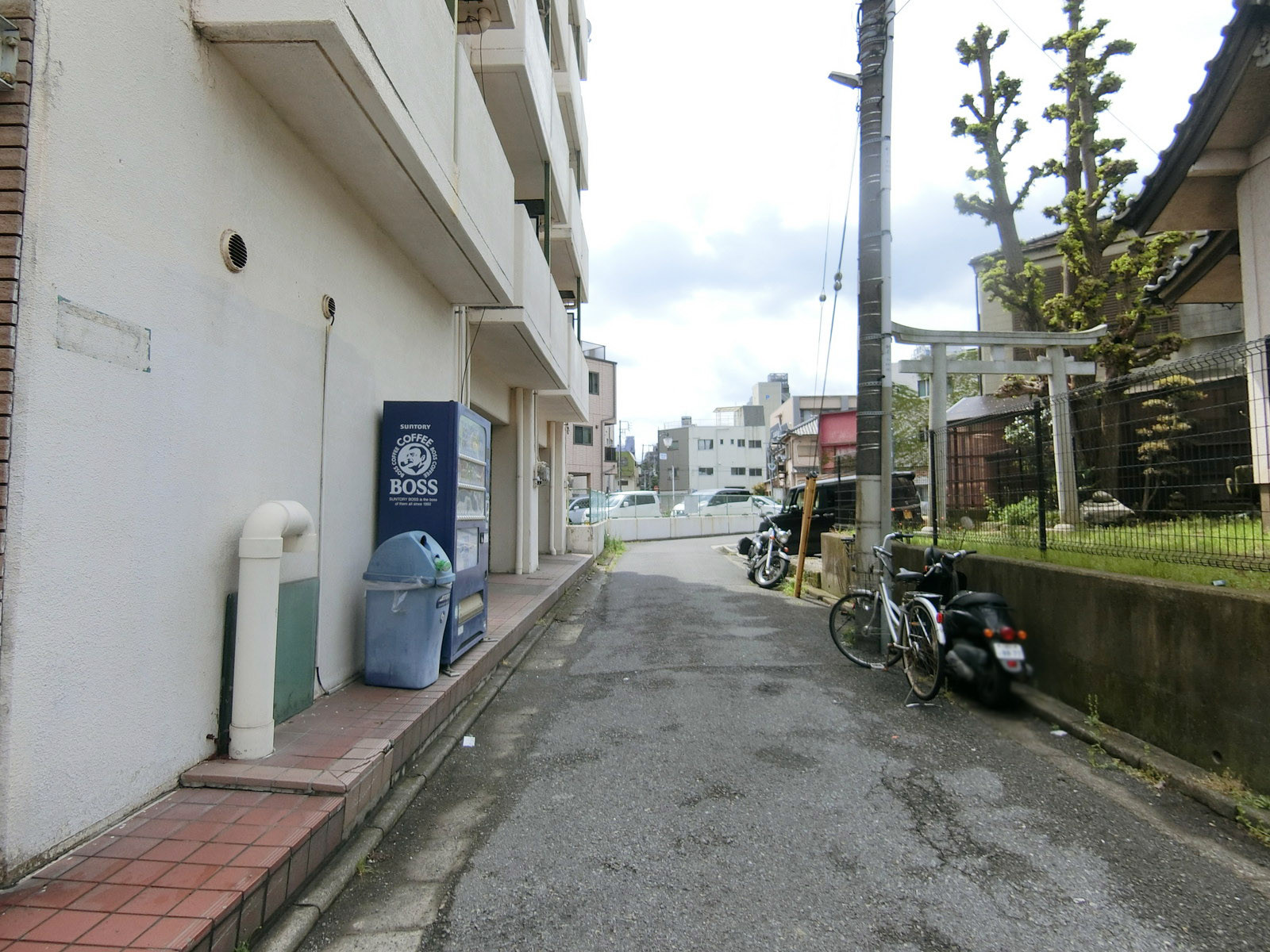 フラッツ100前面の通り