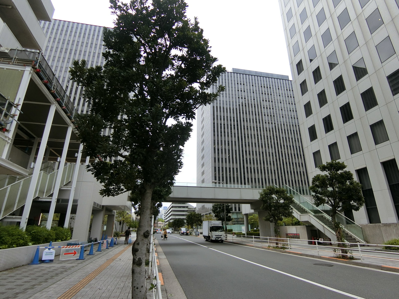 品川シーサイドイーストタワー前面の通り