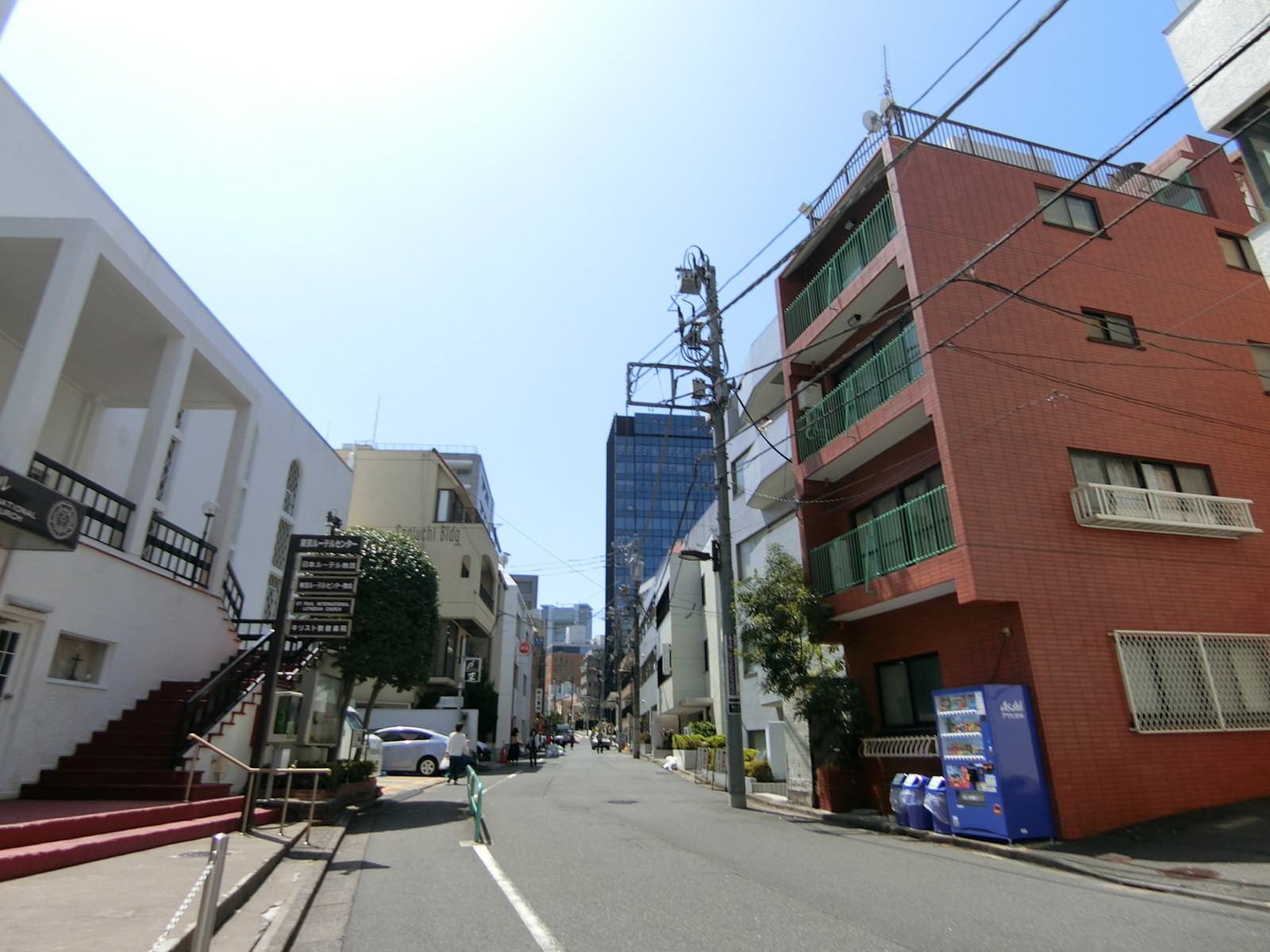 大新京ビル前面の通り