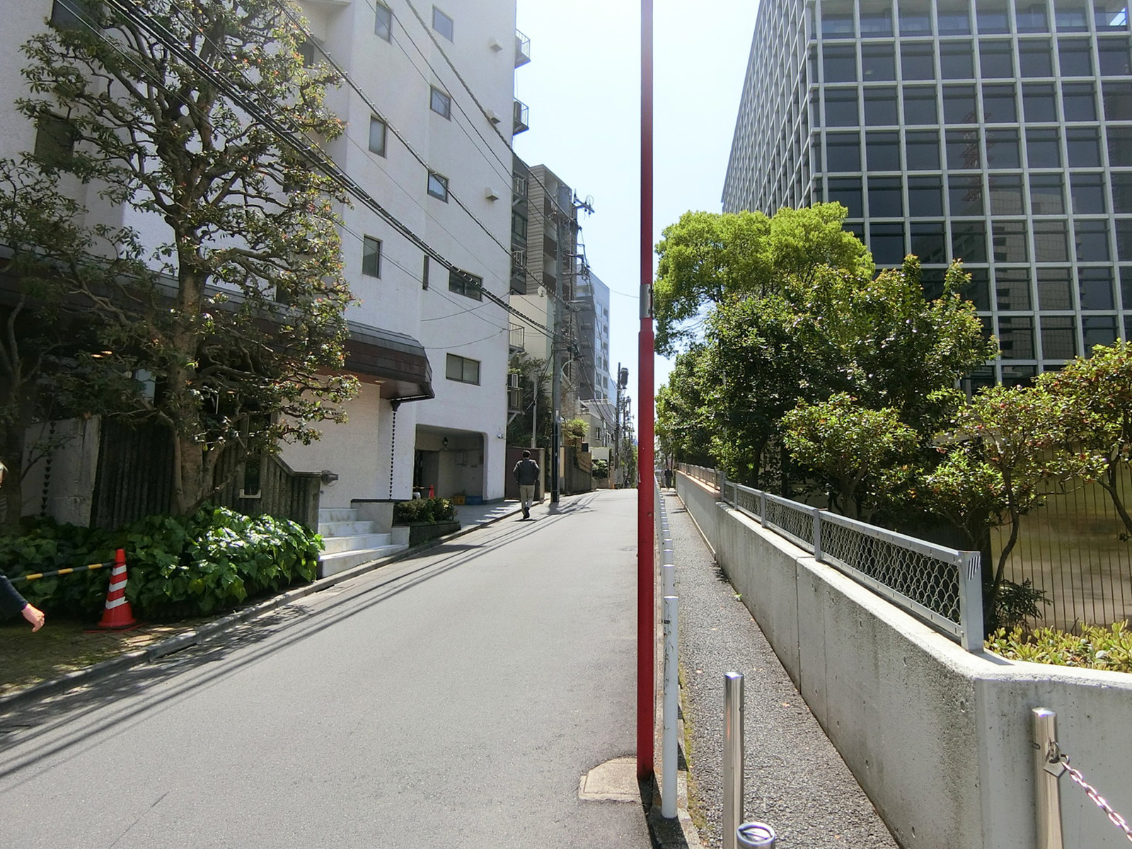 赤坂カムフィーホームズ前面の通り