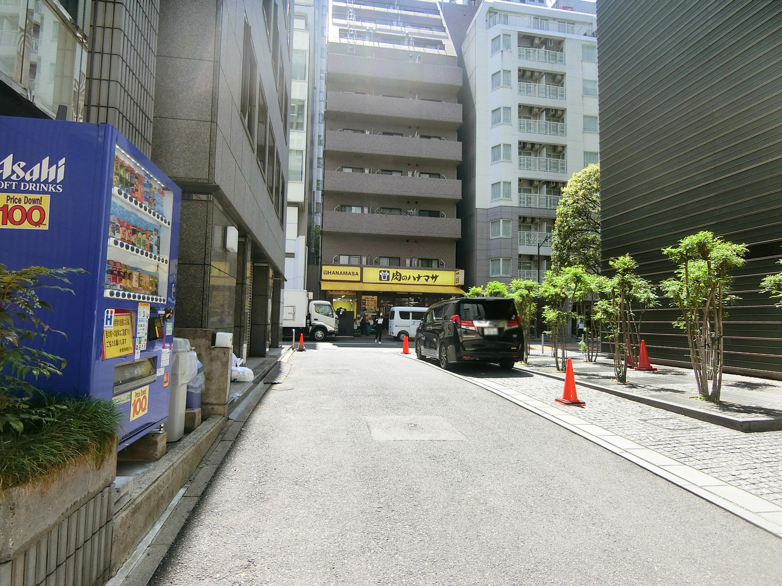 妙和ビル前面の通り