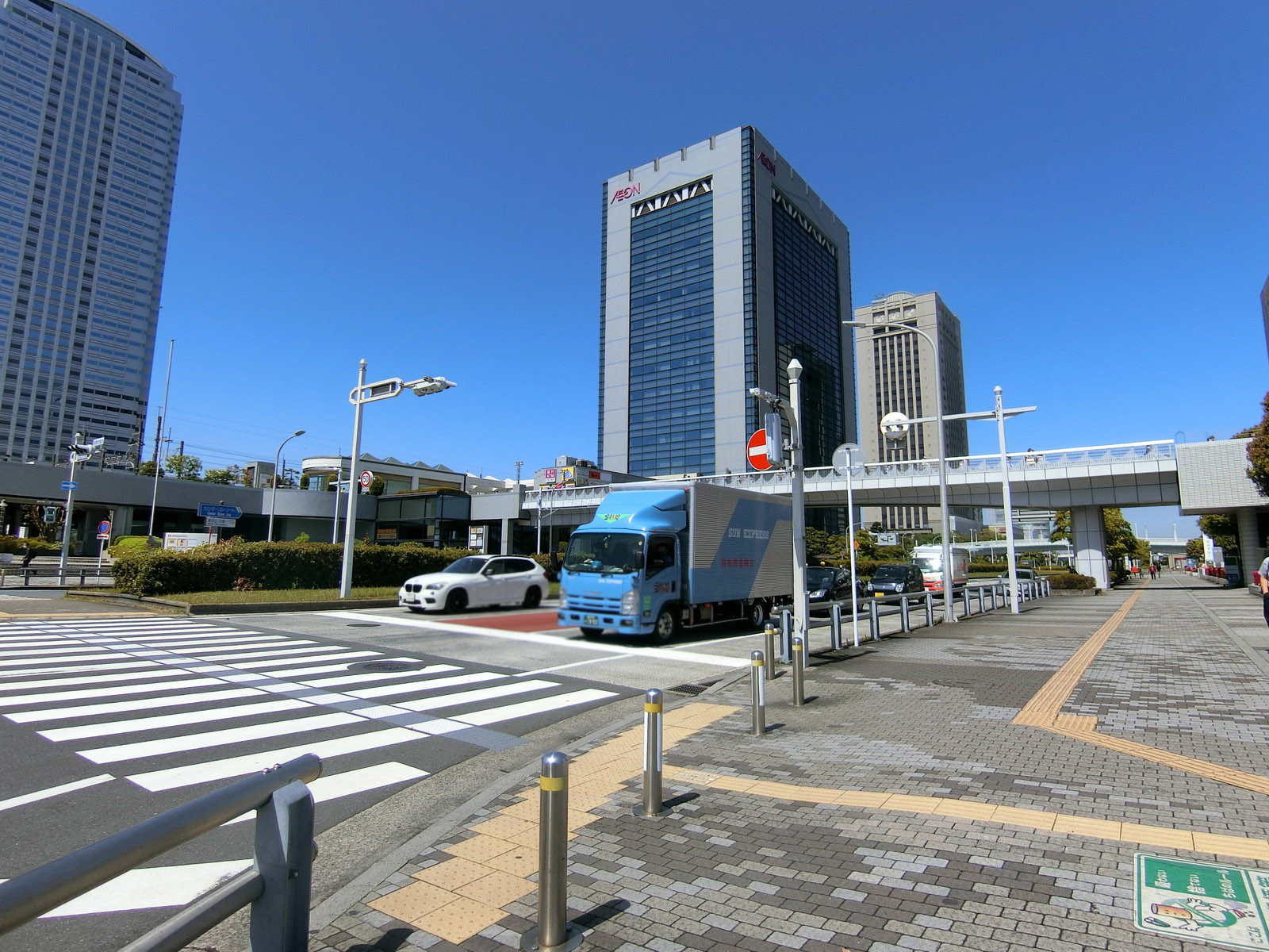 幕張テクノガーデン D棟前面の通り