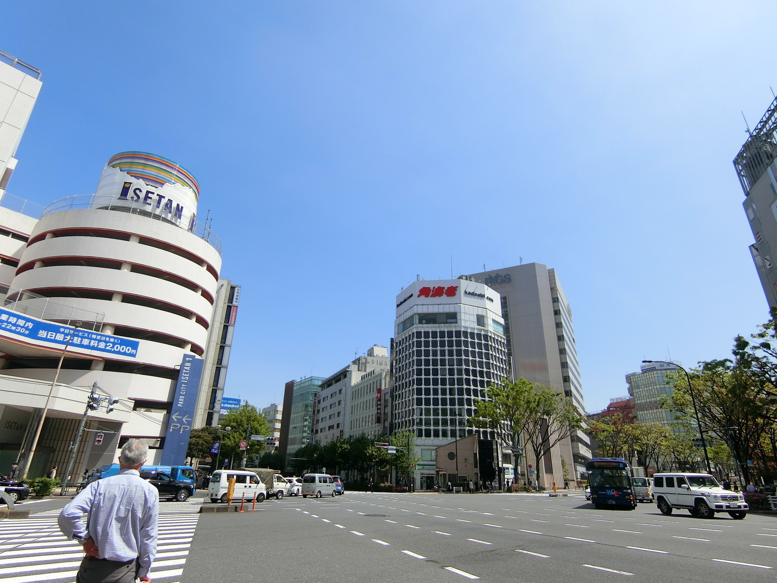 周辺は交通量の多いエリア