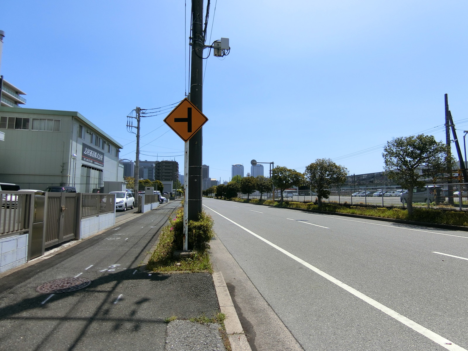 幕張ビル前面の通り