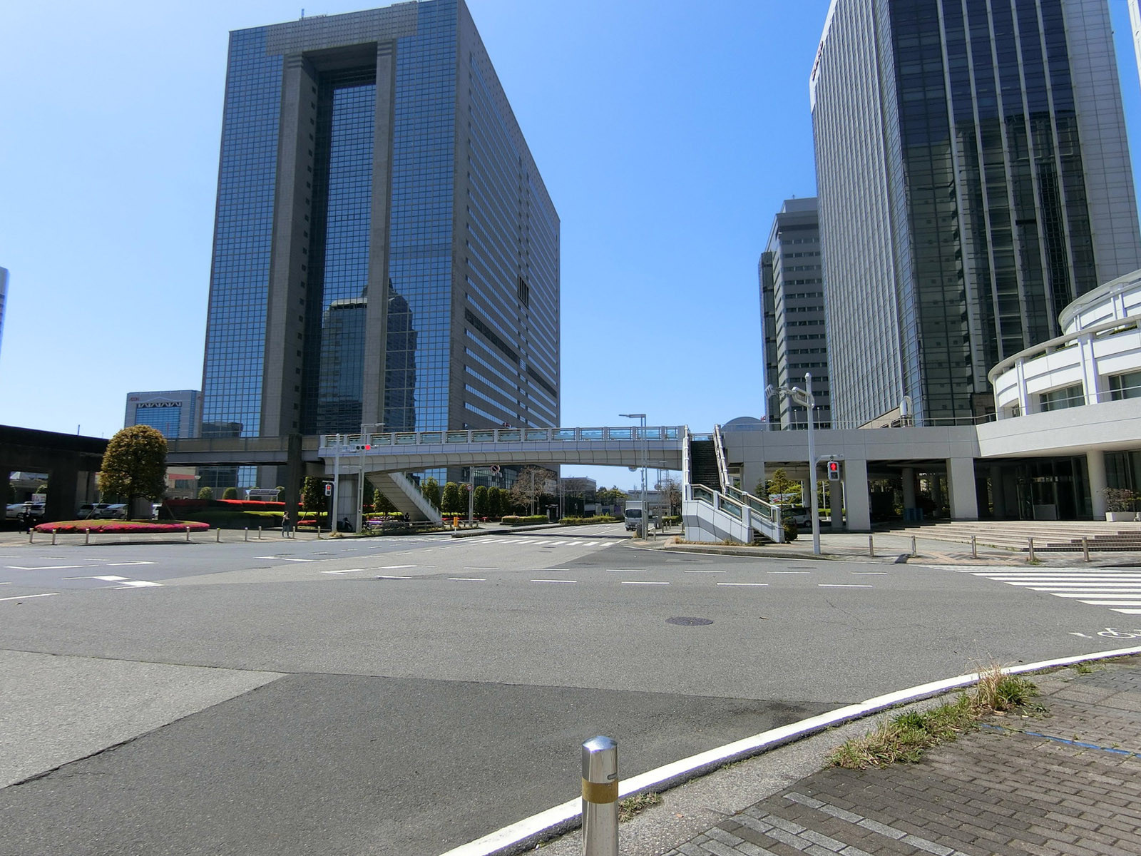 幕張ベイタワー前面の通り