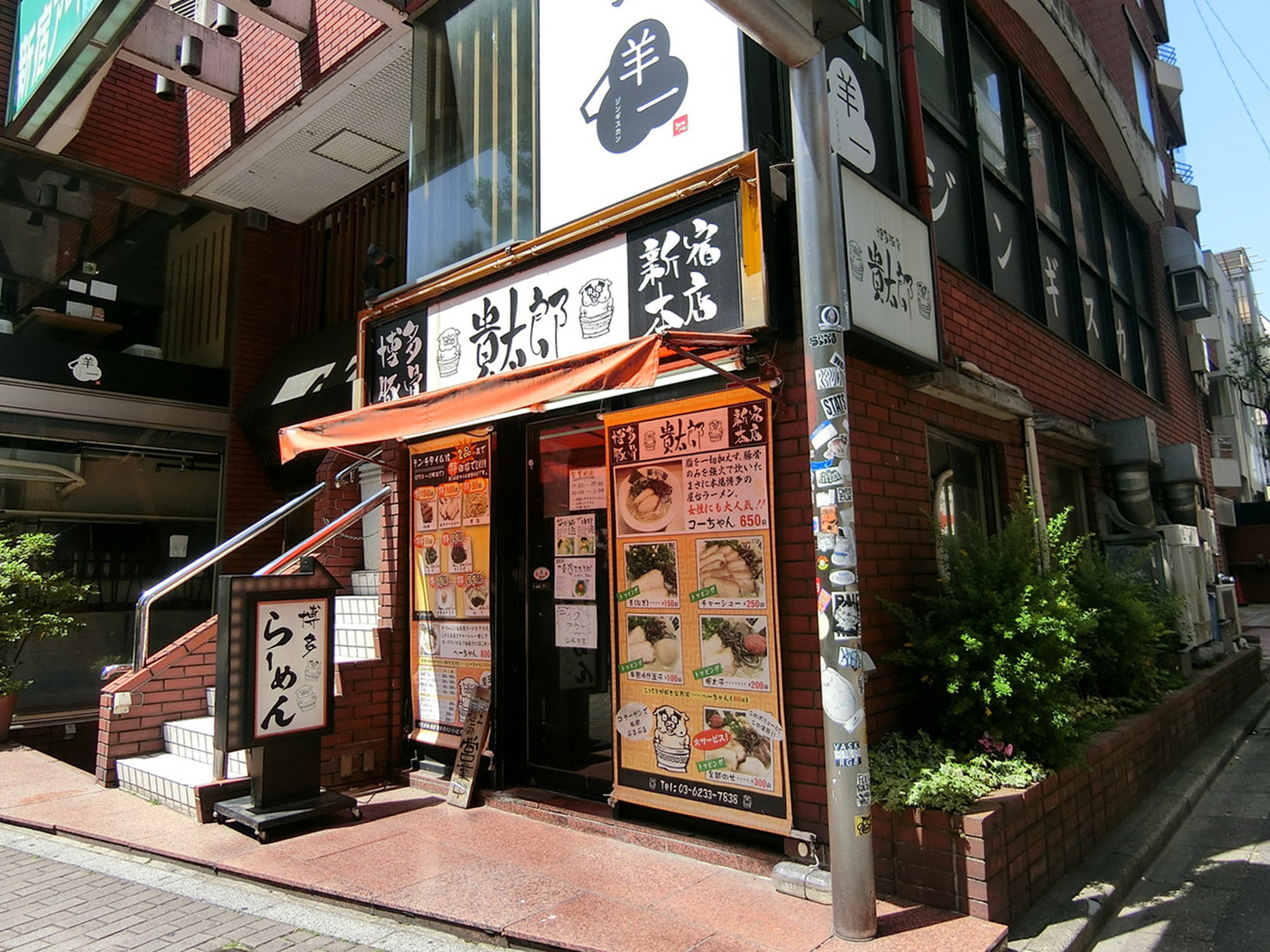 周辺には飲食店が点在