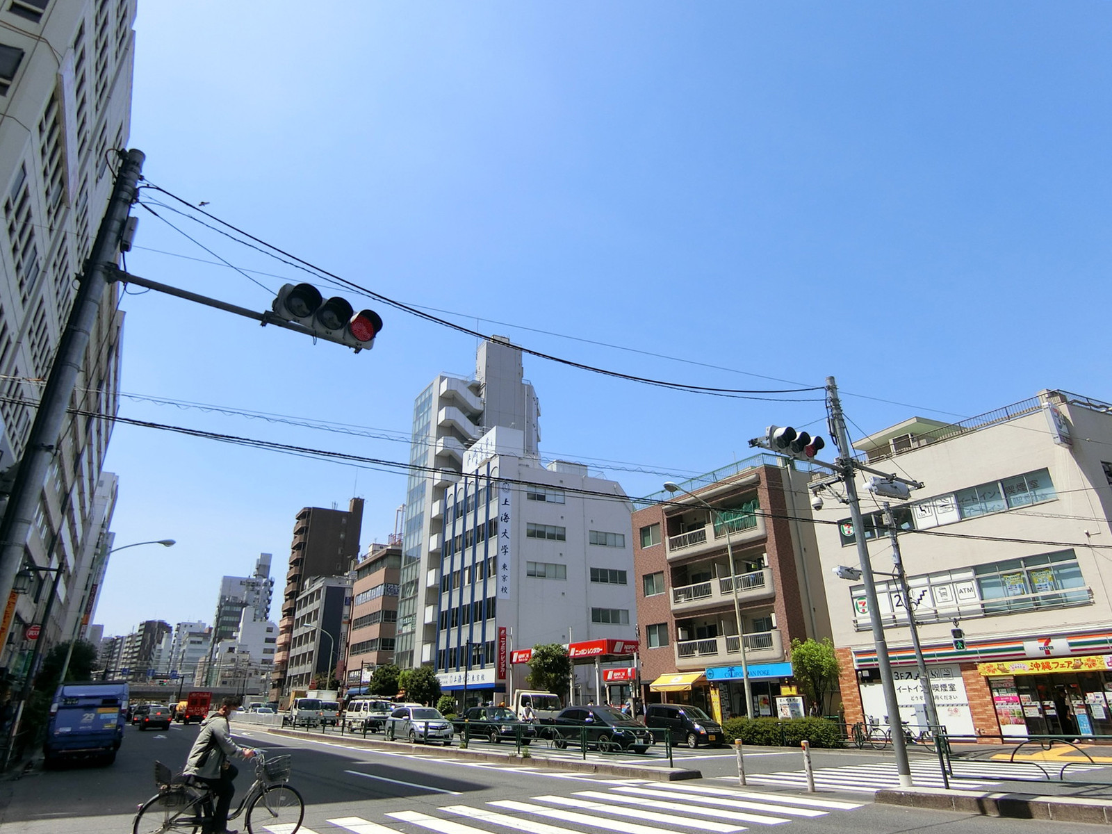 植木ビル前面の職安通り