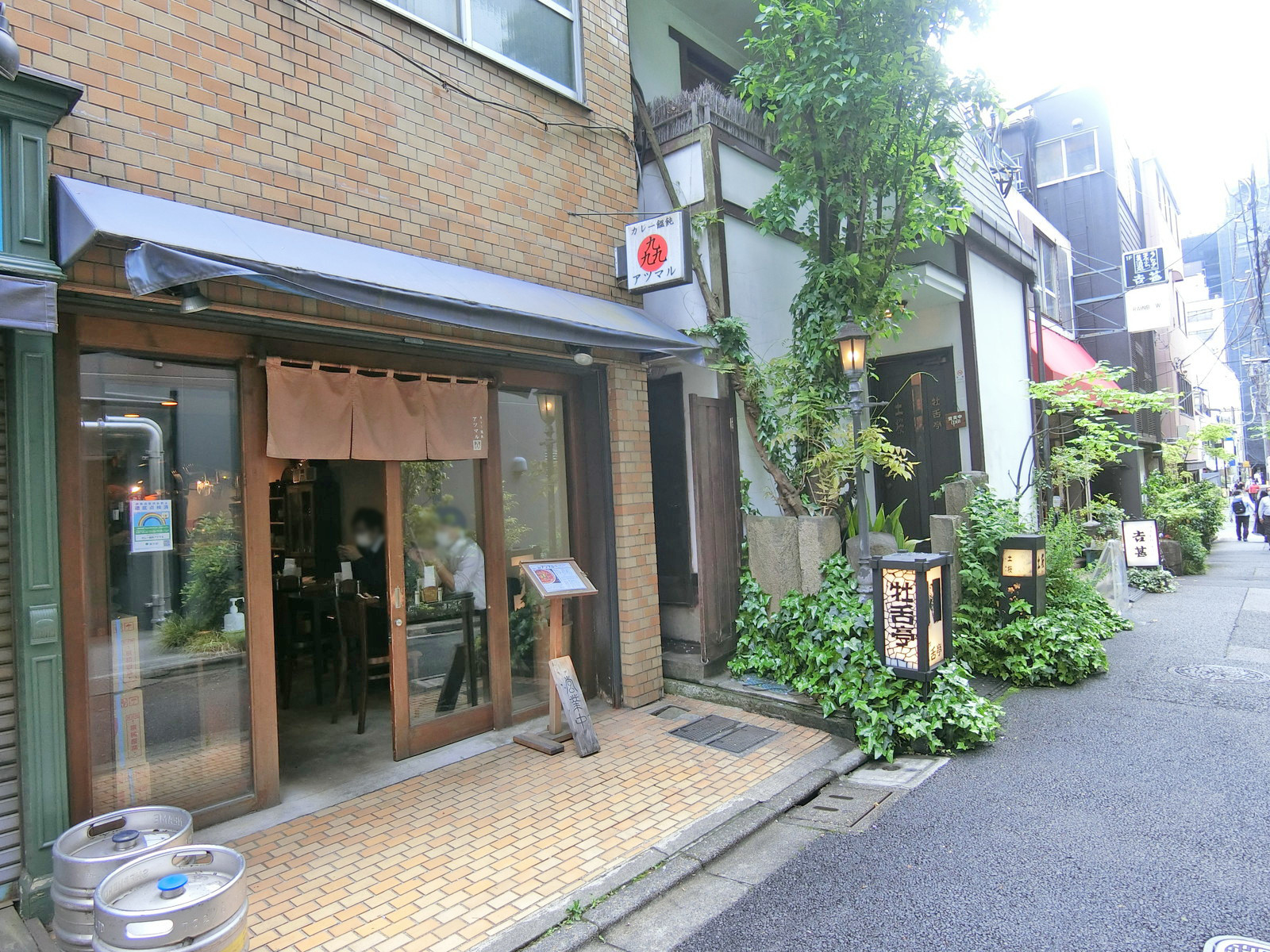 付近には飲食店が充実