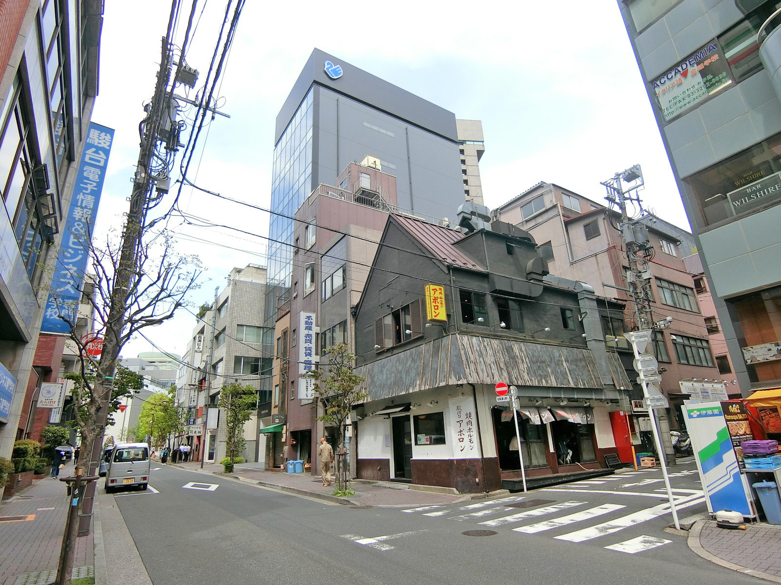 周辺はオフィスや店舗が多いエリア