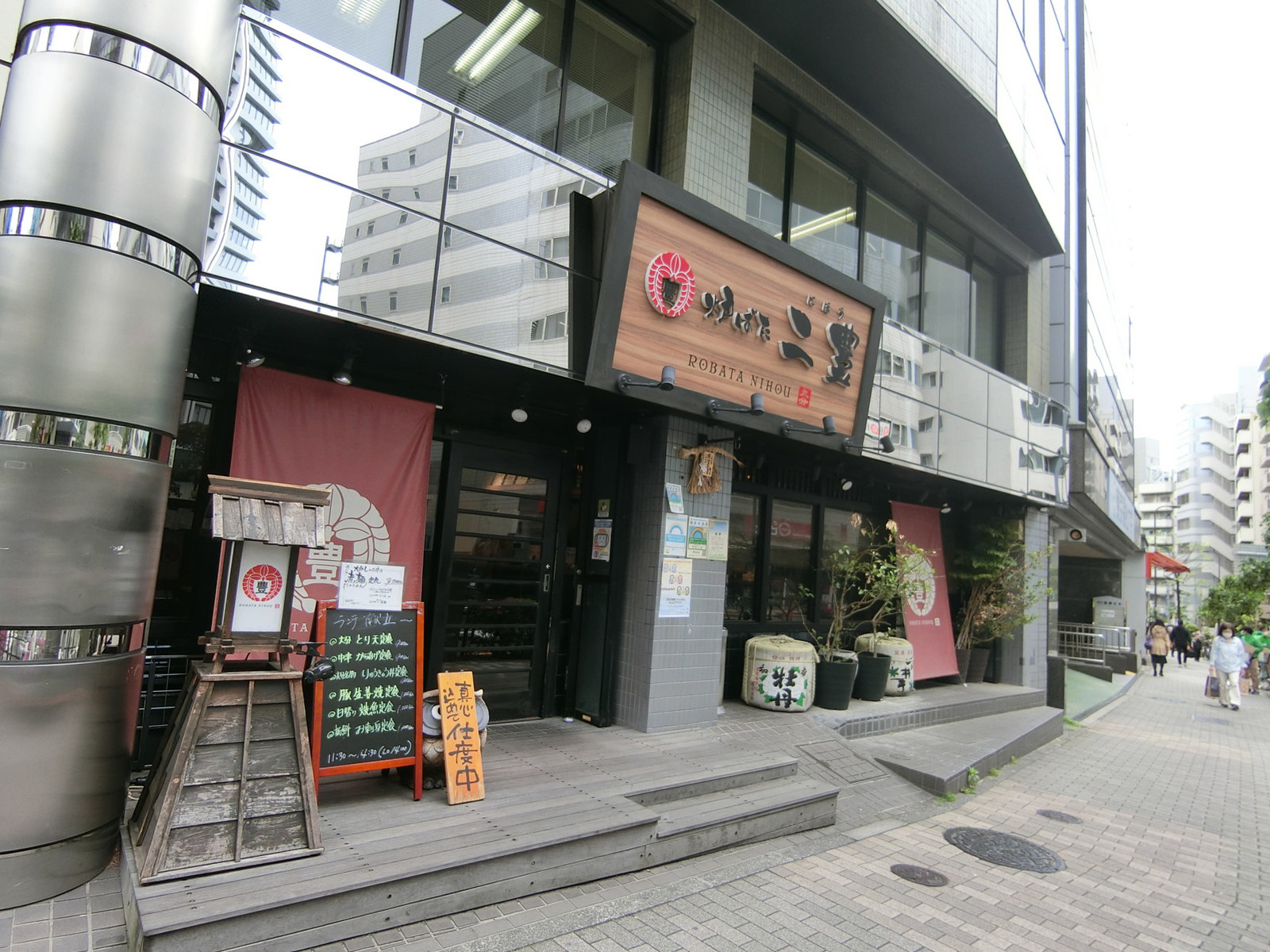 周辺には飲食店があり