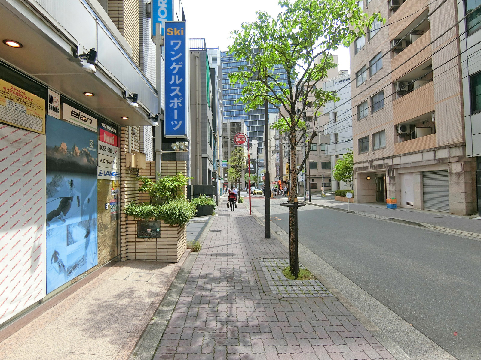 東観小川町ビル前面の通り