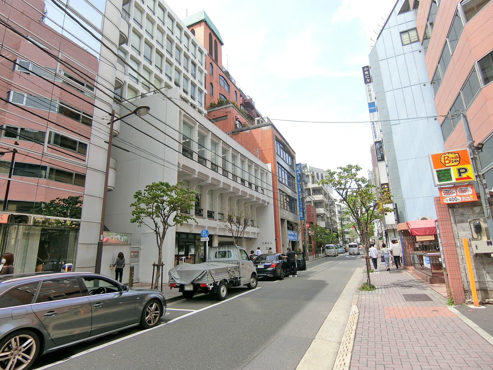 周辺はオフィスや店舗が多いエリア