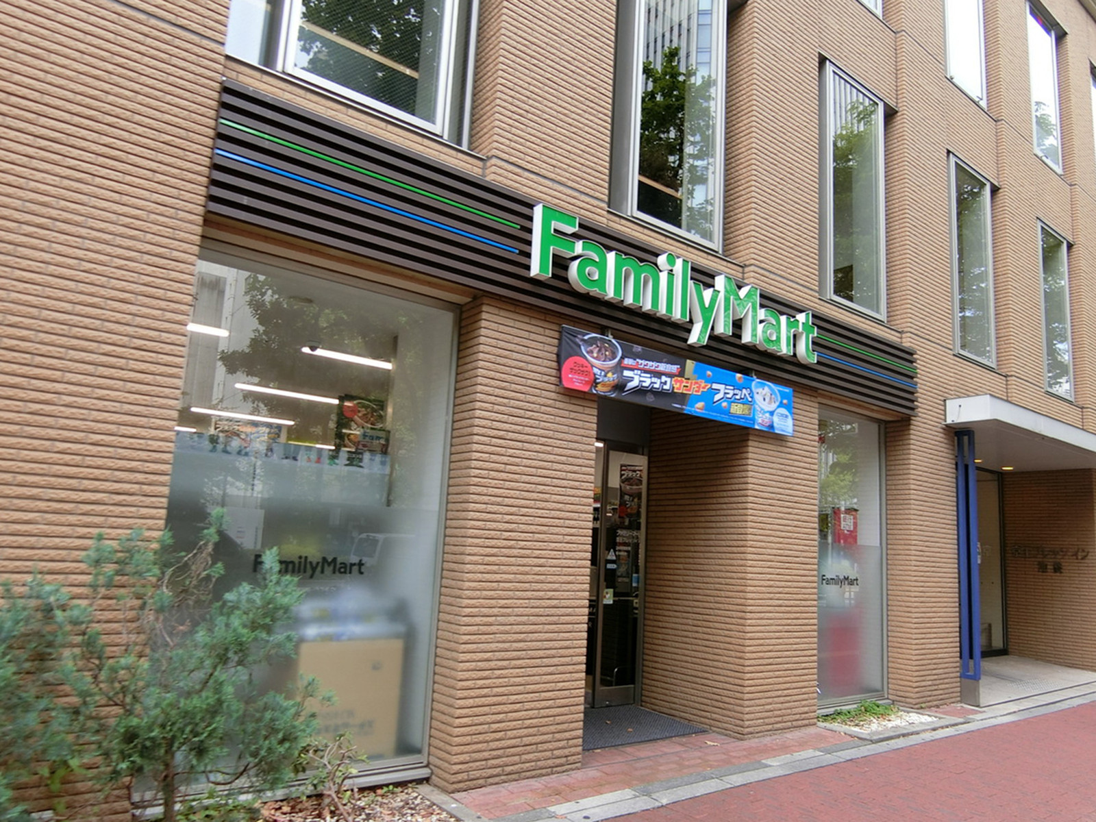 徒歩2分のファミリーマート 京王プレッソイン池袋店