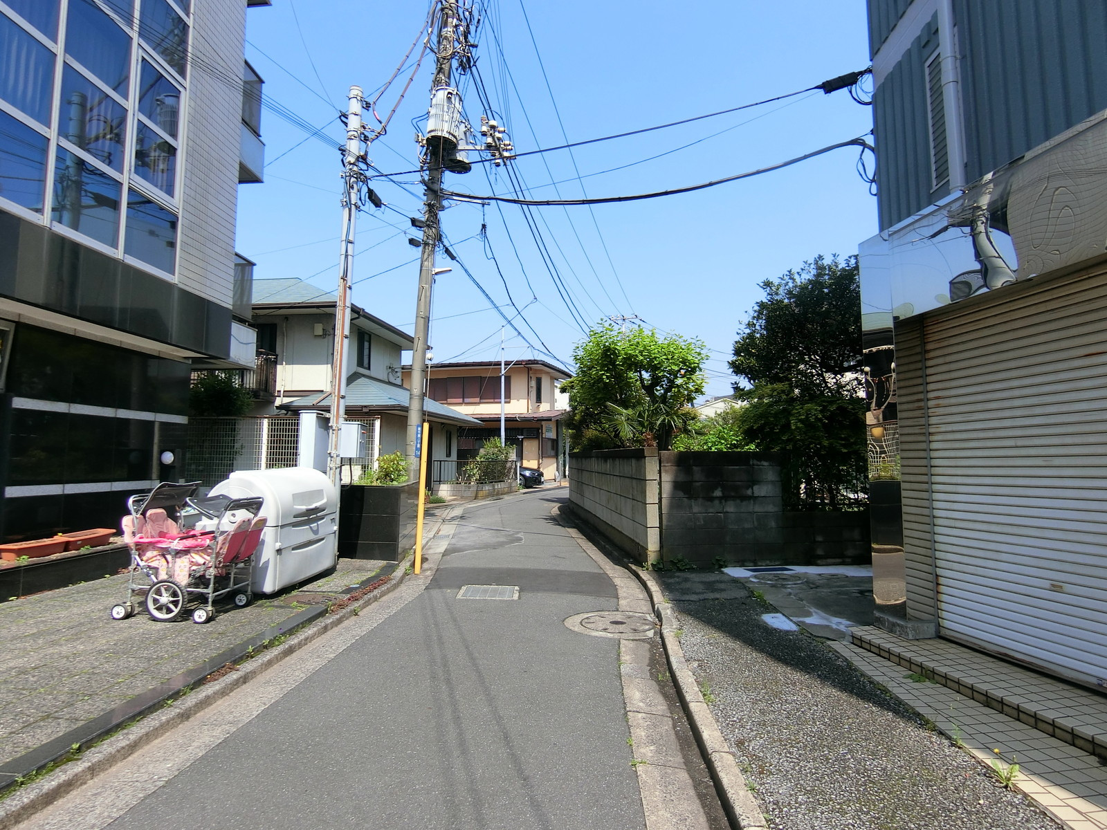 ハナザワ新千葉ビル前面の通り