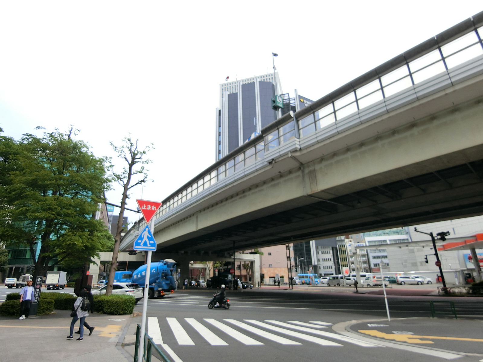 池袋パークビル前面の通り