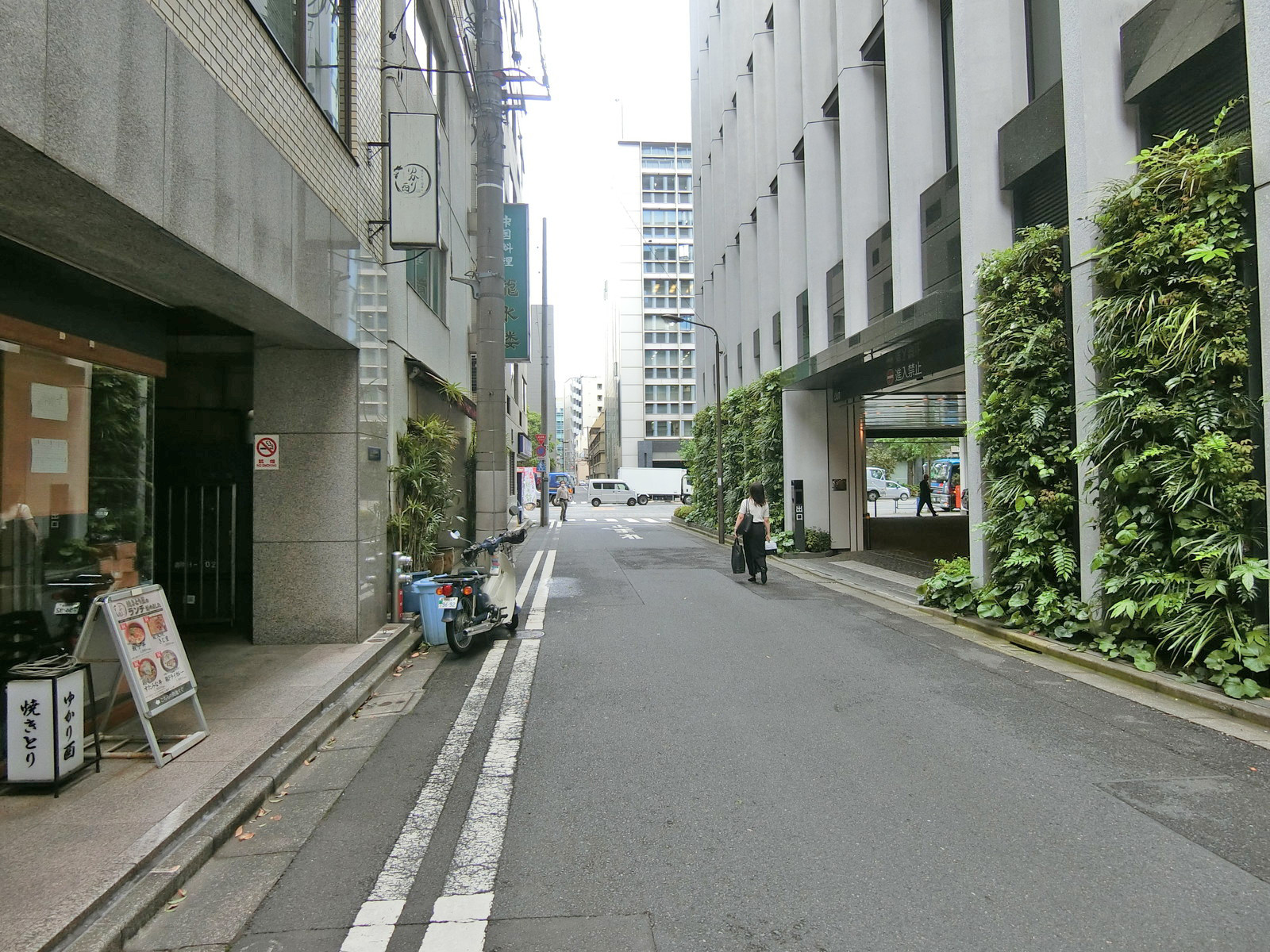 親和ビル前面の通り