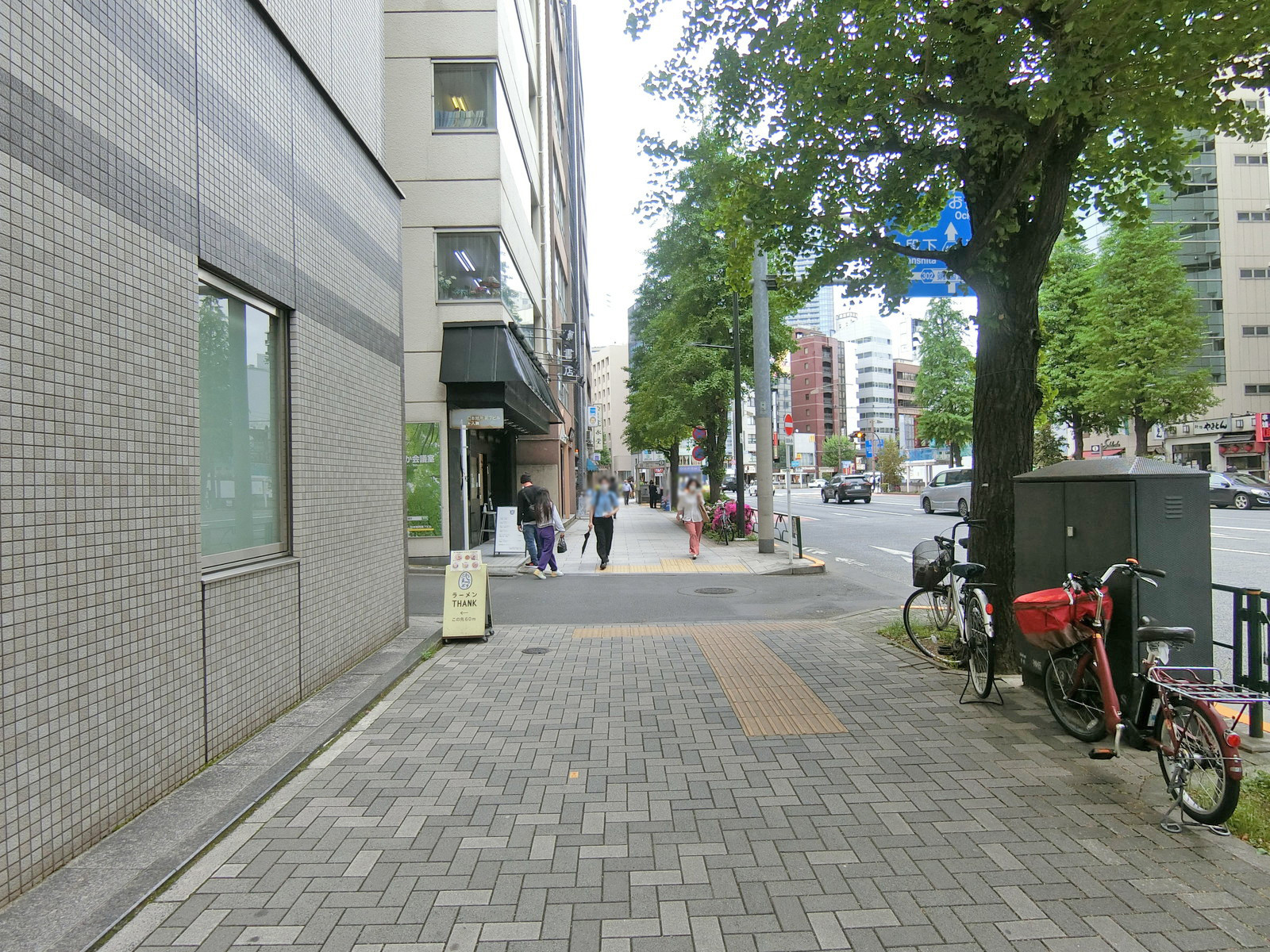 いちご神田錦町ビル前面の通り