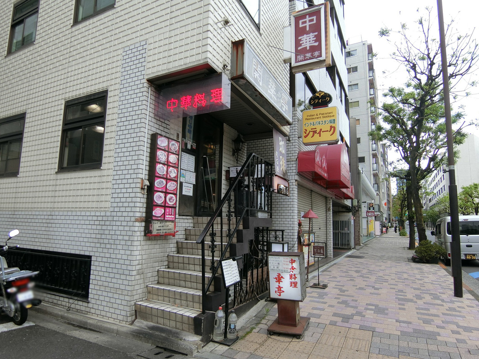 徒歩圏内には飲食店が点在