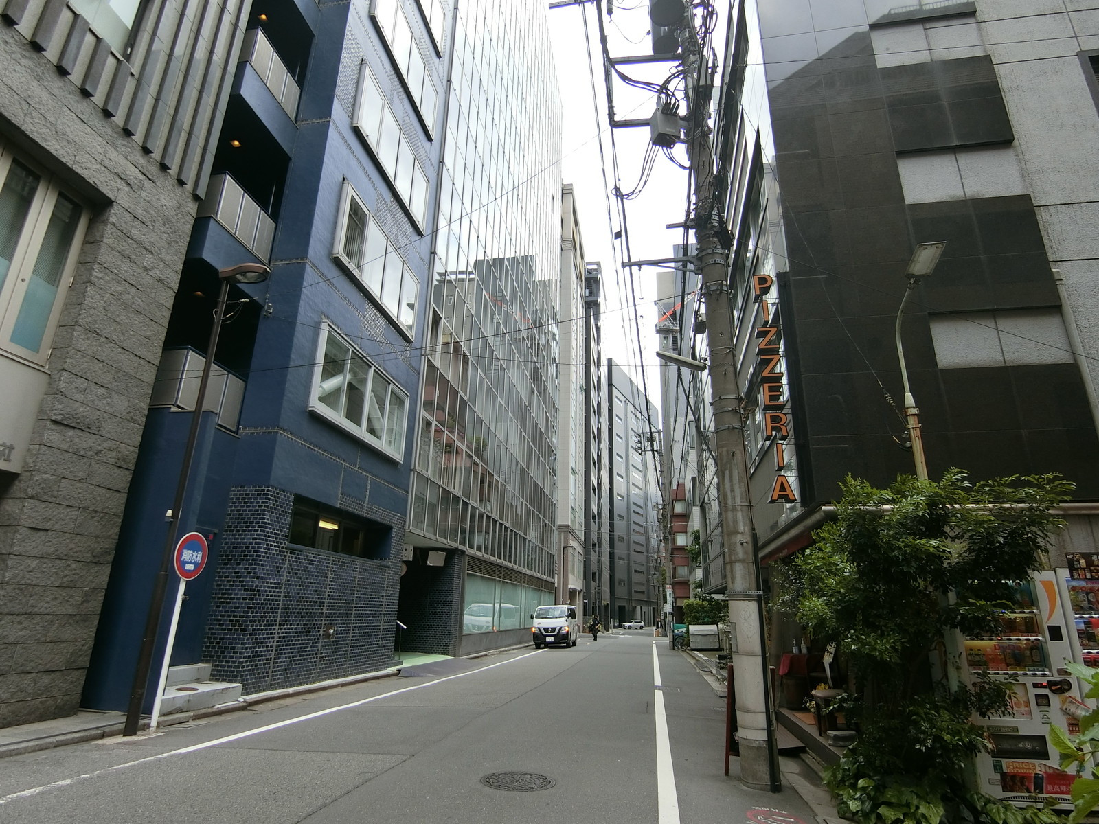 ラシーヌ麹町前面の通り
