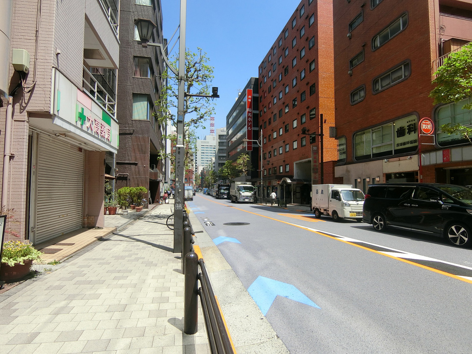 赤坂伊藤ビル前面の赤坂通り