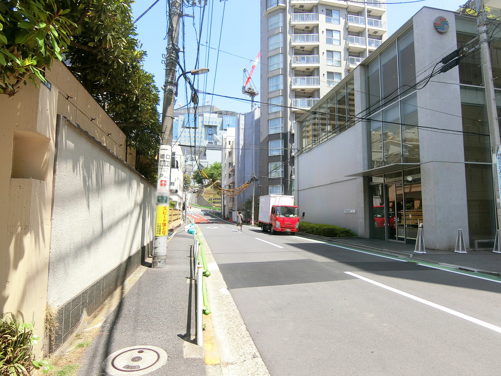 アルファベットセブン前面の通り