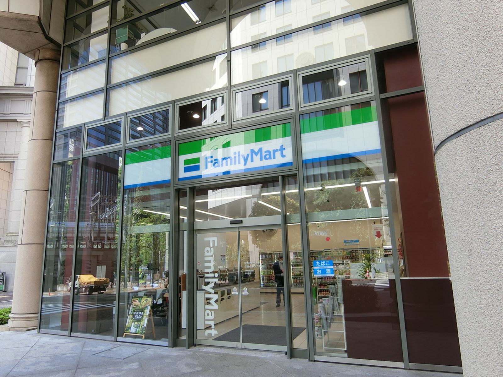 至近のファミリーマート 汐留イタリア街店